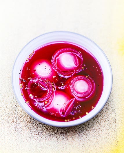 Oeufs roses au vinaigre et betterave