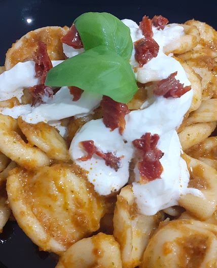Orecchiette con pesto di pomodori secchi e burrata