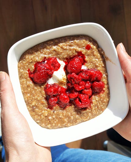 Chocolade havermoutpap met Griekse yoghurt en vers seizoensfruit van Jamie