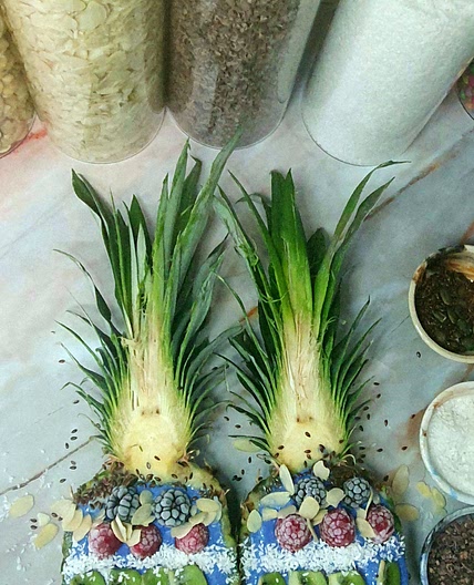 How to make the Tropical Blue Spirulina Smoothie without Bananas, that you’ll want to show off to everyone
