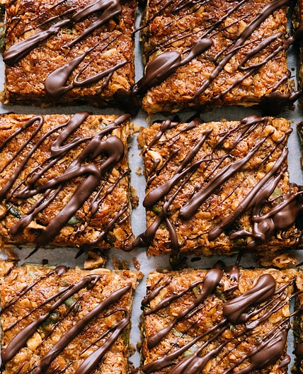 How To Make Fiber-Rich Oatmeal Raisin Cookie Bars | Well+Good