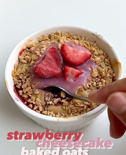 Strawberry Cheesecake Baked Oats