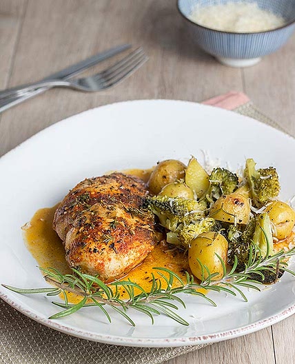 Paprika-Hähnchen in Thymian-Weißwein-Sauce und Ofengemüse - Stylish Living