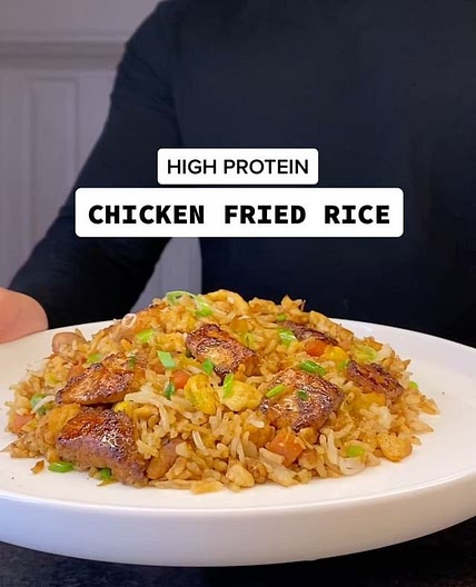 Chicken fried rice recipe😋 Would you Eat or Pass? 🎥By: 👉Follow for daily food posts ❤️Like &amp; Share with your friends For the chicken: • Cubed up chicken breast (300g raw weight) • 1 tsp olive oil • 1 tsp garlic powder • 1 tsp onion powder • 1 tsp bl