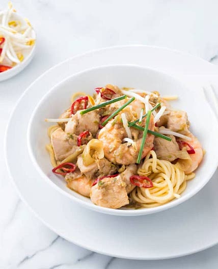 Chicken and prawn noodles