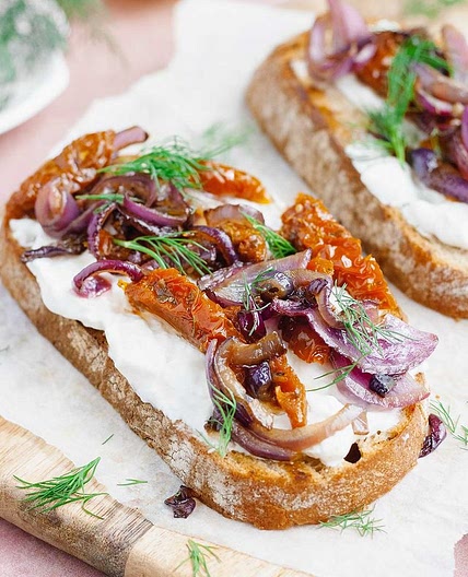 BURRATA TOAST met gekarameliseerde ui, zongedroogde tomaten en dille 🤩🍅 Ben ik gek als ik zeg dat ik pas een paar maanden geleden voor het eerst burrata heb gegeten🙊? En ik kan je vertellen; ik heb echt iets gemist, want WAUW dit is amazing 😍😍!! Deze 