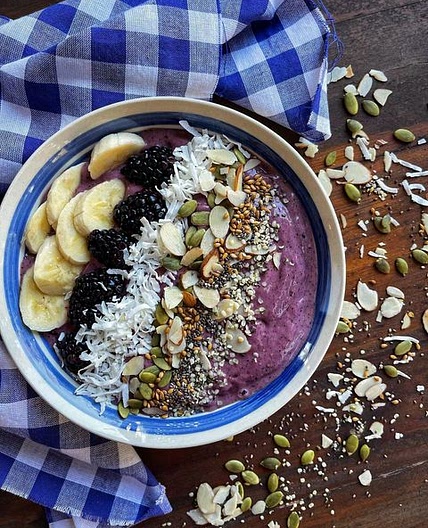ANTI-INFLAMMATORY SMOOTHIE BOWL 🍌🫐🍓🥑🥣