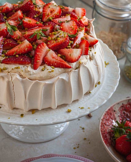 Pavlova sa plazma kremom i jagodama