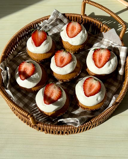Lemon and strawberry cupcakes 