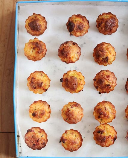 Cannelés salés (oignons, lardons, emmental)