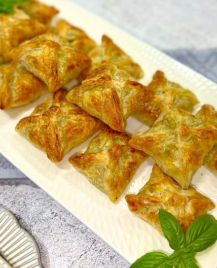 These Cheese Cheese &amp; Spinach Pastries are the perfect side to every meal! They’re so delicious I lost count how many I ate, I just kept going back for more😅 Super easy with minimal ingredients, and most importantly the kids loveeee them!! 🙌🏻 This r