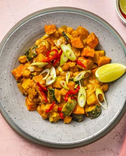 Buntes Massaman-Curry in Erdnuss-Kokos-Soße