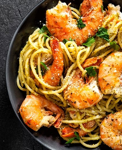 Spaghetti con pesto di menta e gamberi