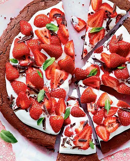 Recette de biscuit géant au chocolat, garniture au fromage et aux fraises | Coup de Pouce