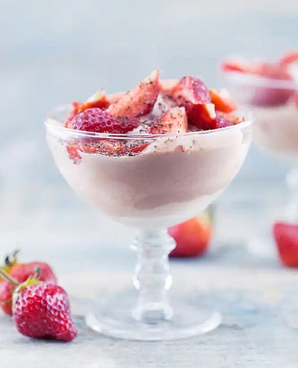Recette de mousse à la fraise sur nid de meringue | Coup de Pouce