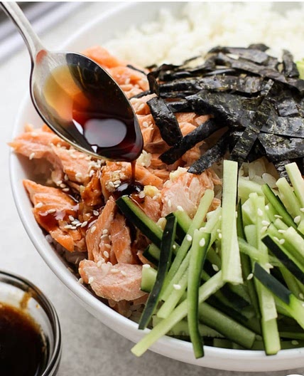 Baked salmon sushi bowl