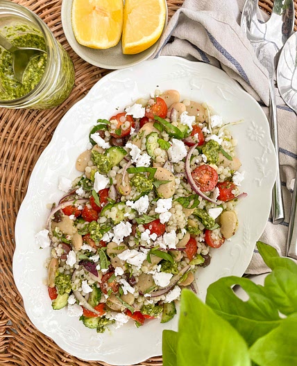 Salade de couscous méditerranéenne au pesto