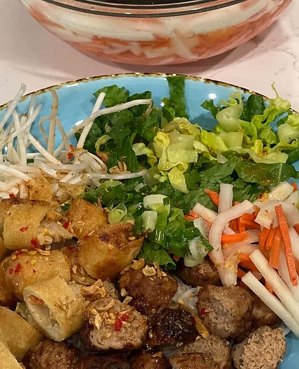 Vietnamese picked daikon and carrots aka do chua is a perfect addition to vermicelli bowls, rice plates and banh mi (Vietnamese sandwiches) Ingredients: 1 medium sized daikon 1 bag of match sticks carrots 1 tbsp salt 3/4 cup sugar 1 1/2 cups hot water 1 cu