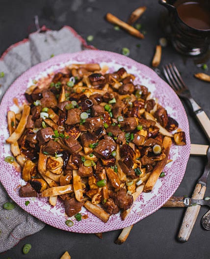 Poutine à la poitrine de canard BBQ et au fromage haloumi