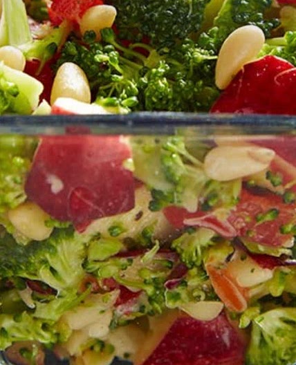 Brokkolisalat mit Apfel und Paprika