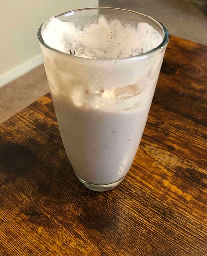 Protein smoothie banana raspberry 