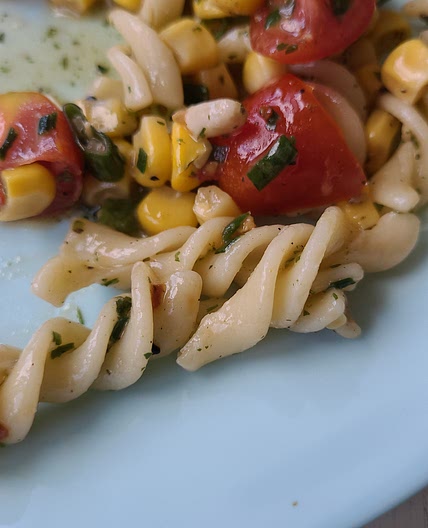 Nudelsalat mit Gemüseresten