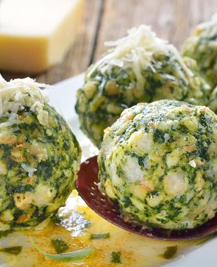 Parmesan-Spinatknödel an Salbeibutter