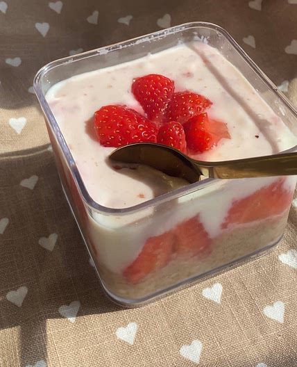 Strawberries & cream weetabix 😋