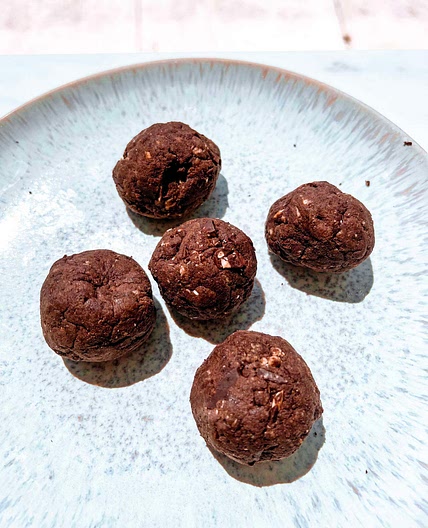 CHOCOLATE PROTEIN BALLS