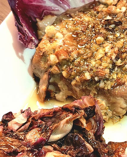 Hazelnuts and pistachio breaded tuna steak with radicchio.