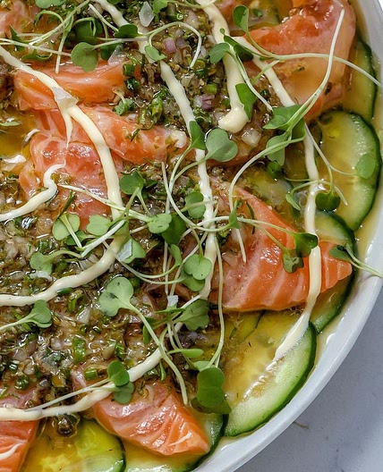 Salmon Crudo &amp; Shallot Caper Sauce ❤️👌🏻a variation of this is my go to appetizer when hosting or when I’m in the mood for something fresh/light. Any recipe requests? Ingredients: •12 oz sushi grade salmon. •2 small shallots or 1 large. •3 tbsp capers