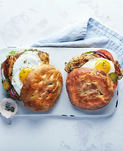 Putensteak-Burger mit Spiegelei