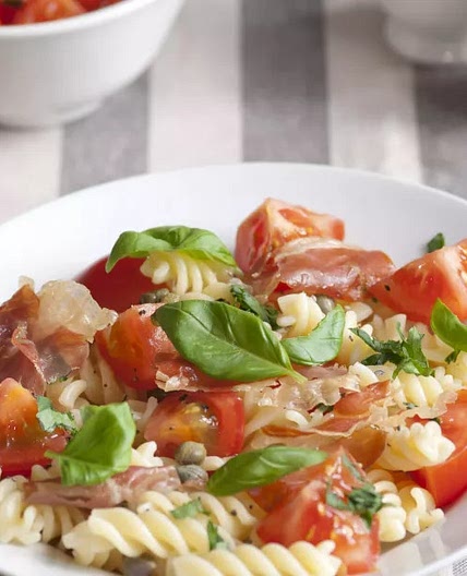 Salade de pâtes jambon, tomates et Basilic