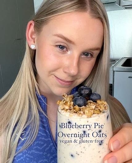 Blueberry Pie Overnight Oats (vegan &amp; gluten-free)🤩 The creamy overnight oats combined with the crunchy topping and fresh berries are a perfect combo💜 Such a delicious and easy breakfast idea for the summer☀️ • Ingredients: 1/2 cup gluten-free oats o