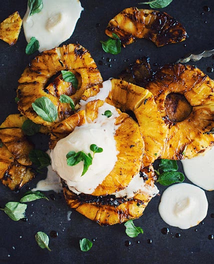 Ananas grillés avec rhum et sirop d’érable