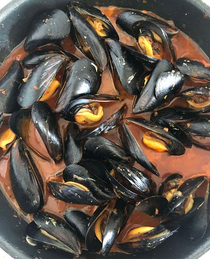 Mussels in red sauce