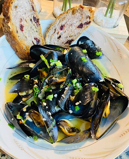 Mussel with Garlic and Coconut Milk Sauce