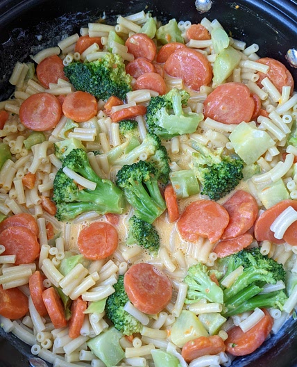 Camping Mac & Cheese with Broccoli and Carrots (6 ingredients, 1 pan, pretty easy to make in under 20 minutes)