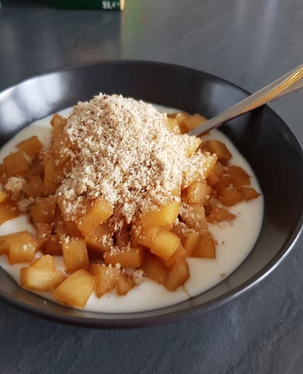 Warmer Apfel mit Joghurt