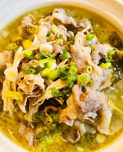 Sliced Beef & Enoki Mushroom in Pickled Mustard Soup  |  酸汤肥牛