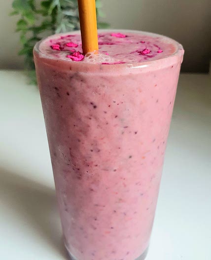 4 ingredient Detox smoothie with blueberry and strawberry smoothie