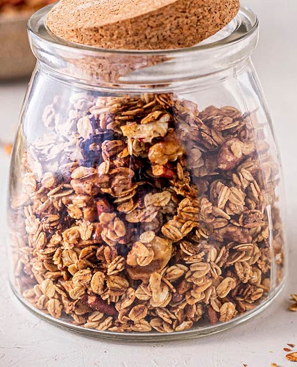 Banana bread granola