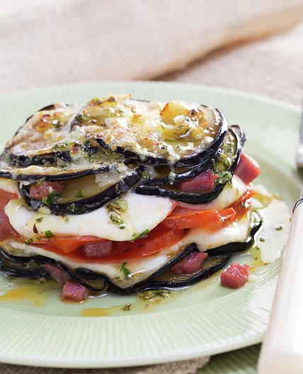 Milhojas de berenjena, tomate y mozzarella