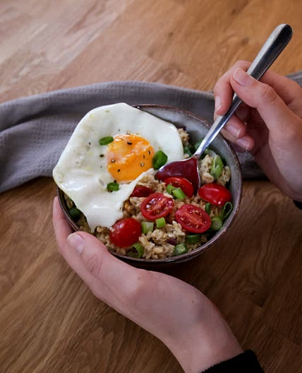 Herzhaftes Porridge mit Spiegelei  