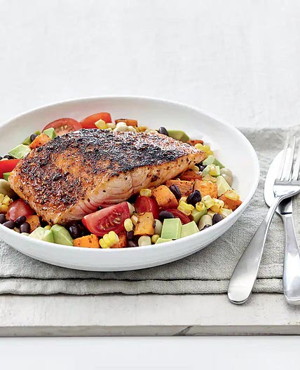 Recette de bols de saumon cajun au maïs et à la patate douce | Coup de Pouce