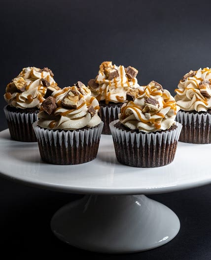 Salted Caramel Snickers Cupcakes - Nomemade