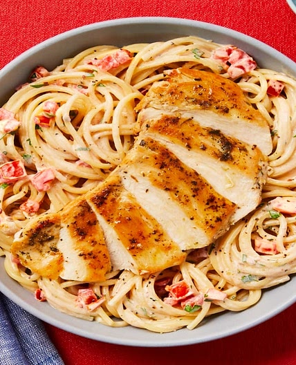 Creamy Aglio E Olio Chicken Pasta with Chili Flakes, Roma Tomato & Chopped Parsley
