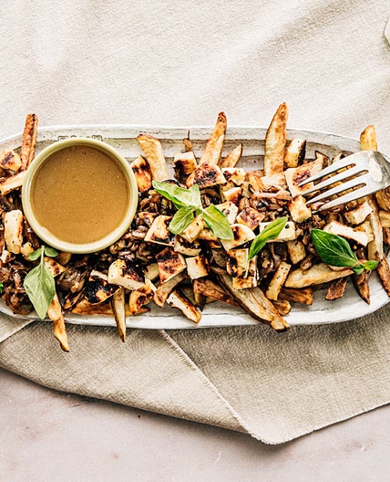 poutine au halloumi grillé & échalotes caramélisées