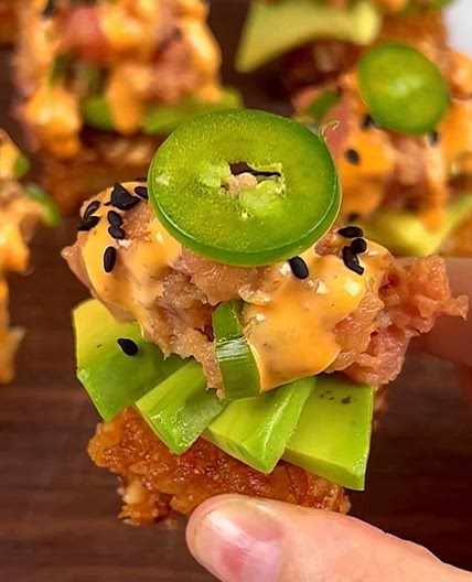 I will never get sick of spicy tuna crispy rice 🥰✨ Ingredients: -1 1/2 cups sushi rice, rinsed -2 tablespoons rice wine vinegar -1 tablespoon sugar -1 teaspoon sesame oil -1 teaspoon salt -1/4 cup oil for frying -1/2 pound sushi grade tuna, finely diced -