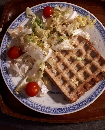 Croque pastrami, fondue d'oignons et cumin